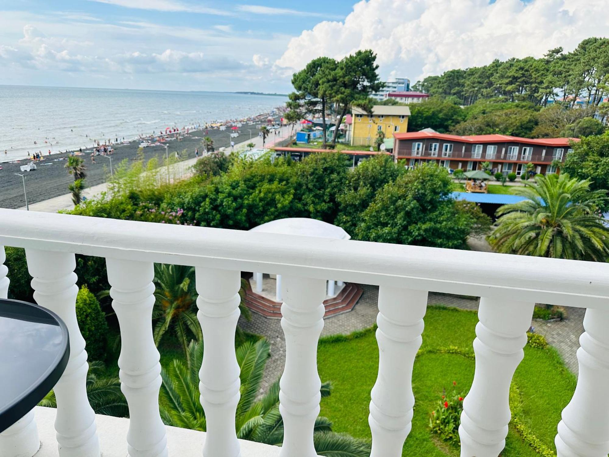Claude Monet Beach Hotel Ureki Exterior foto